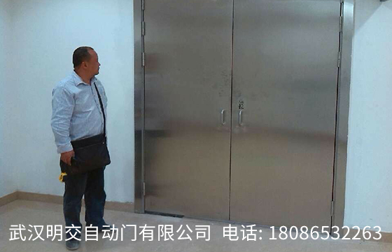 武汉自动门客户安装案例:武汉国际广场4楼不锈钢防火门